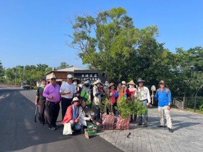 臺南市龍崎永續發展協會1日於牛埔泥岩水土保持教學園區進行銀合歡矮化編柵並植回原生植物黃荊