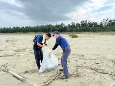 林業保育署嘉義分署張岱分署長帶領同仁與國家森林志工們一起以實際行動守護海岸環境