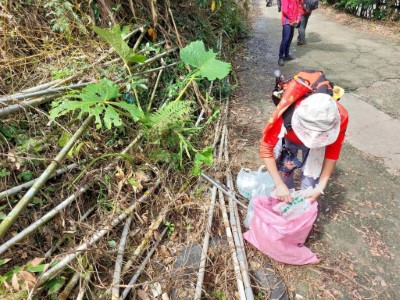 參與淨山夥伴沿途仔細撿拾垃圾