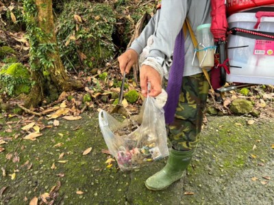 熱心山友自發撿拾垃圾，落實「無痕山林」理念，保護自然生態