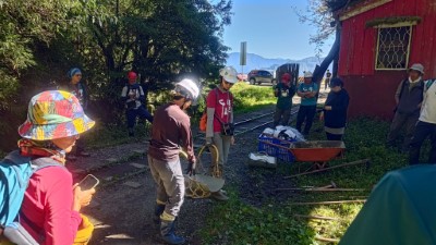 特富野古道手作步道工作帶領志工了解手作步道工具