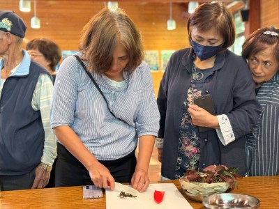 透過森林餐桌課程，嘗試將生鮮臺灣金線連入菜，品嘗新鮮、現採的臺灣金線連的口感及味道，未來可以融入社區或部落餐廳的餐點