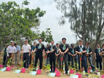 中華電信、戴資穎及與會長官認真學習植樹技巧