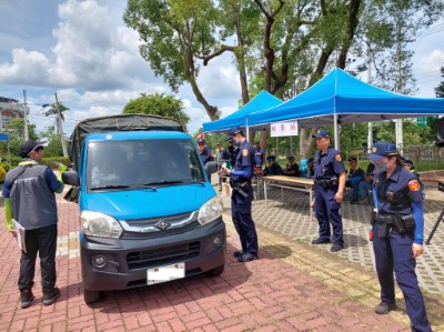 與保安警察演練檢查站查驗裝載漂流木車輛