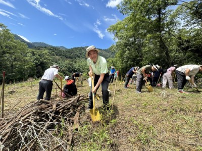璨揚企業供應商代表21日於阿里山地區種植原生樹種臺灣肖楠，復育森林資源提升地方生態韌性