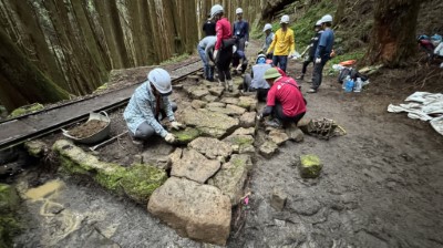 步道師與志工們一同完成路面抬升鋪設