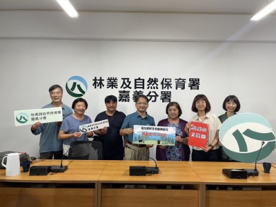 林業保育署嘉義分署於5月底頒發5萬元生態給付棲地監測獎勵金予嘉義縣鄒族獵人協會