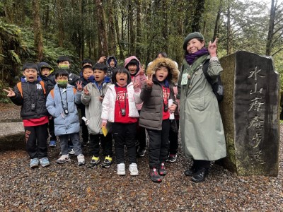 阿里山社區在地導覽員帶領孩童深入體驗水山療癒步道