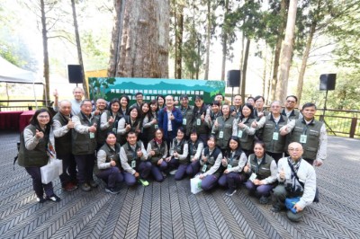 阿里山社區在地導覽解說員於111年成軍，已達千團萬人服務佳績