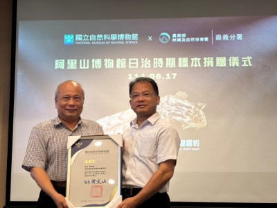 林業保育署嘉義分署李定忠分署長(右)17日捐贈國立自然科學博物館黃文山館長(左)127件日治時期動物標本