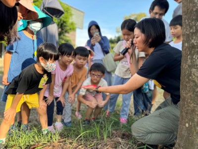 解說員向民眾說明高頭蝠的棲地與習性