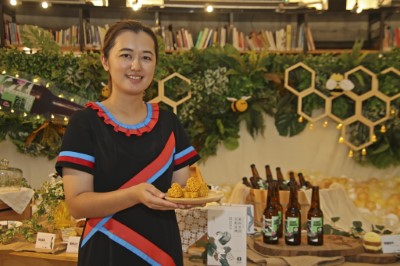 本次星空電影院同步販售林下良品最新推出的「阿里山森林蜜啤酒」及「森林米語-花粉金磚」米餅，豐富遊客的觀影體驗