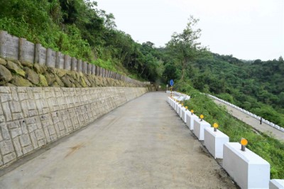 南山林道工程擋土牆上邊坡採用國產材做成木構擋土柵及現地塊石之砌石，並設置塊狀護欄、反光導標及避車道增加行車安全