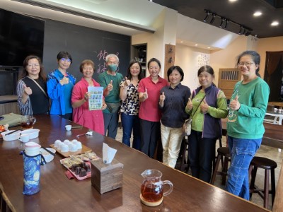 參與課程的農友們與林秀橤副研究員開心合影