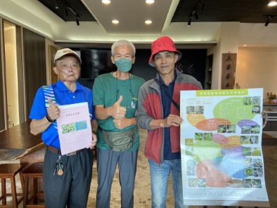 番路鄉公田村陳良典村長(左)及隙頂社區發展協會陳善宏理事長(右)亦專程共同學習茶園減藥