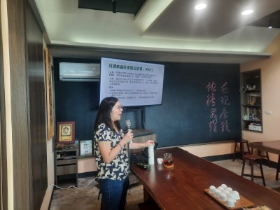 農業藥物試驗所林秀橤副研究員向茶農說明病蟲草整合管理策略(IPM)