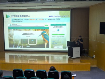 嘉義分署張雯婷專員則向企業介紹「自然碳匯與生物多樣性專案媒合平臺」及平臺展示專案內容