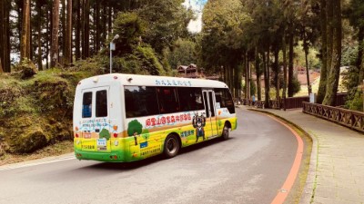 阿里山國家森林遊樂區自104年4月全面採用電動中型巴士作為遊園車種，每年減少322.75公噸排碳量