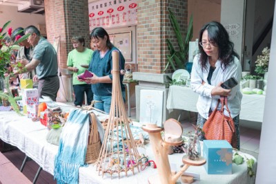 現場展示嘉義分署輔導各社區的茶包、木竹藝品、藍染作品等特色產品，吸引許多民眾停留參觀