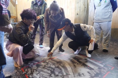 居民熱烈討論從前沼平聚落房屋設施的位置，喚起過往記憶