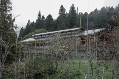 沼平公園室外展區為「聚落的印記」，透過四角標竿標示沼平聚落火災前的生活面貌