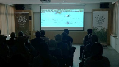 《共譜生命之歌》以紀實影像捕捉濕地的光影與物種互動，展現自然共生的動人樣貌