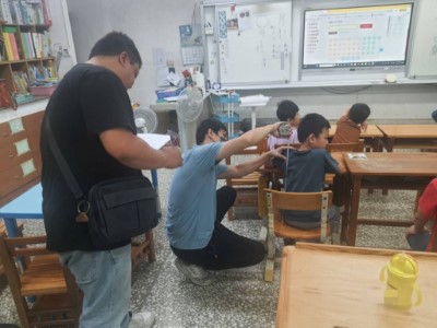 福樟實業有限公司至國立嘉義特殊教育學校量測學童身形，客製專屬桌椅，打造友善學習環境