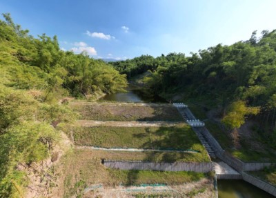 林業保育署嘉義分署辦理「玉井區第83林班南化中坑防砂治理工程」，以在地材料建造土壩防砂蓄水，保全鄉道與農作