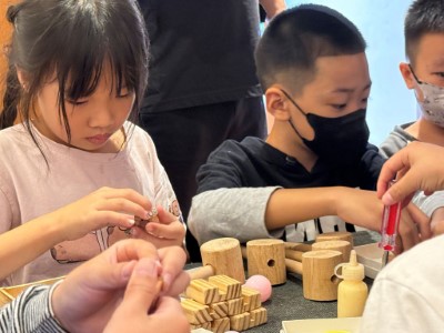 孩童們專心發揮想像力製作專屬機器人