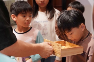 學生利用嗅覺等五感實際體驗木材