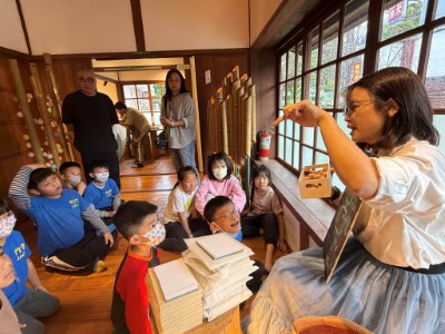 由專業講師引導學童動手製作國產木材機器人