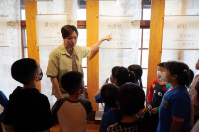 課程透過展館導覽讓學童對國產材有基礎認識