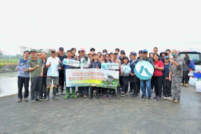 林業保育署嘉義分署20日邀集生物多樣性研究所、嘉義縣野鳥學會、塗溝社區居民與嘉南藥理大學、嘉義大學師生等伙伴一同參加九芎埤外來水生物移除(嘉義縣鳥會陳建樺總幹事攝)