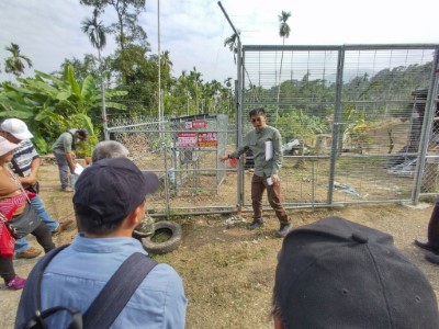 輔導團隊於完成架設電圍網之農園說明電牧線電圍網架設注意事項