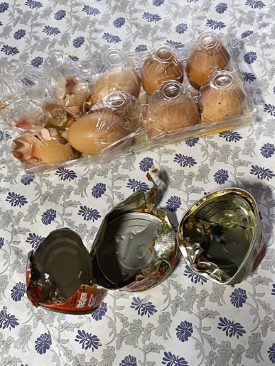 現場遺有黑熊破壞吃食的罐頭及雞蛋