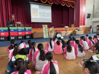 嘉義縣朴子國中依學校所在環境申請海岸保育宣導，由高雄野鳥學會顏玉嵐進行嘉南海岸鹽田濕地保育介紹