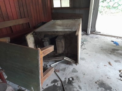 黑熊多次入侵工寮開冰箱，因民眾已將冰箱上鎖，所以黑熊僅推倒冰箱