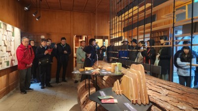 林業故事館以鋼構及木材呈現鐵道、木馬道與集材索道如何形塑山林地景與聚落